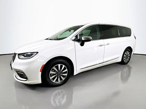 Used 2023 Chrysler Pacifica Limited FWD image 3