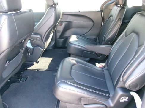 Used 2025 Chrysler Pacifica Select FWD image 9