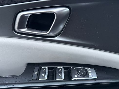 Used 2022 Kia Carnival LX image 18