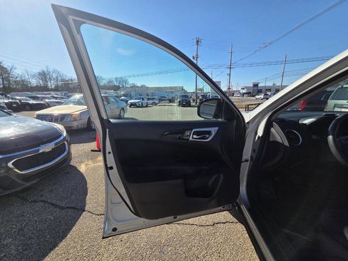 Used 2016 Nissan Pathfinder SV image 8