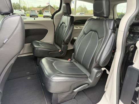 Used 2024 Chrysler Pacifica Touring-L image 11