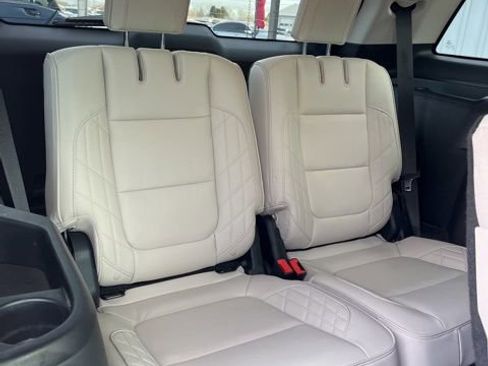 Used 2016 Ford Explorer Platinum image 31