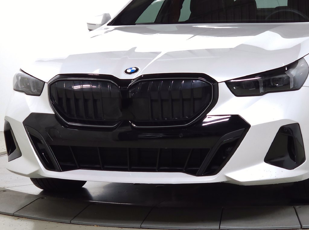 Used 2024 BMW 540i xDrive w/ Executive Package AWD/4WD image 3