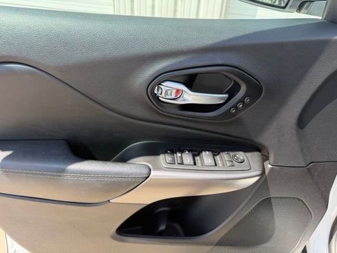 Used 2021 Jeep Cherokee Limited AWD/4WD image 16