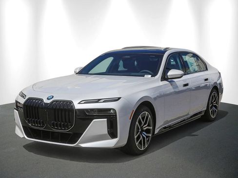 Used 2026 BMW i7 eDrive50 w/ M Sport Package RWD image 3