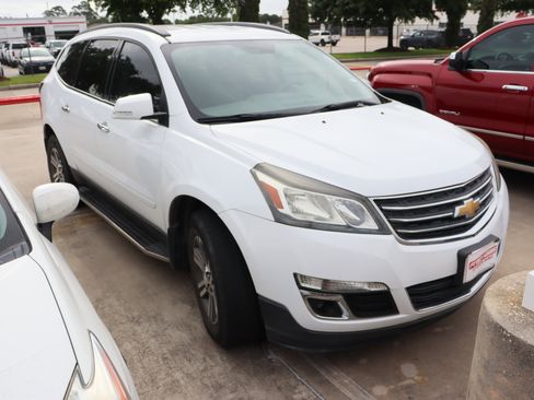 Used 2017 Chevrolet Traverse LT FWD image 2