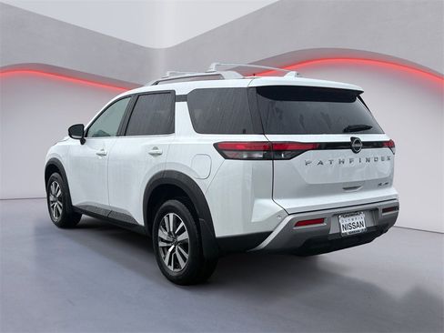 New 2025 Nissan Pathfinder SL image 3