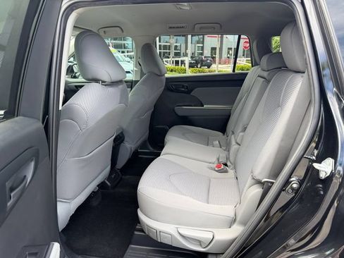 Used 2024 Toyota Highlander LE FWD image 13