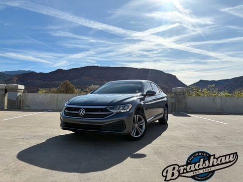 Used 2024 Volkswagen Jetta SE image 1