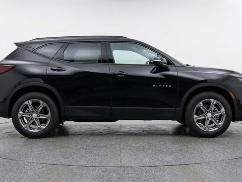 Used 2025 Chevrolet Blazer LT FWD image 11