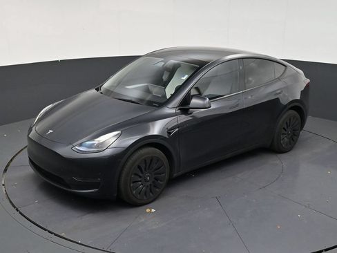 Used 2024 Tesla Model Y Long Range AWD/4WD image 11