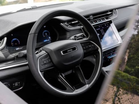 Used 2023 Jeep Grand Cherokee Altitude image 4