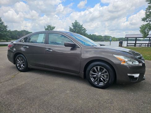 Used 2015 Nissan Altima 2.5 S w/ Special Edition Package FWD image 2