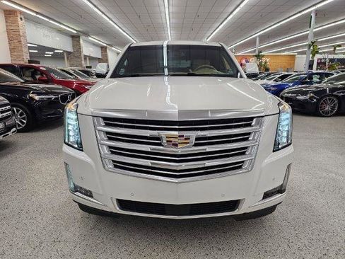 Used 2019 Cadillac Escalade Platinum AWD/4WD image 2