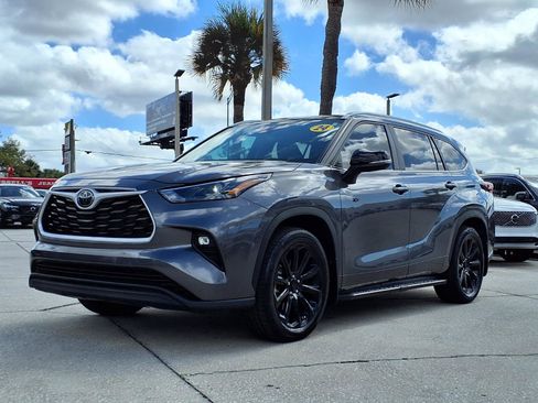 Used 2024 Toyota Highlander XLE image 3