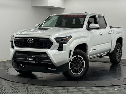 Used 2025 Toyota Tacoma TRD Off-Road image 2