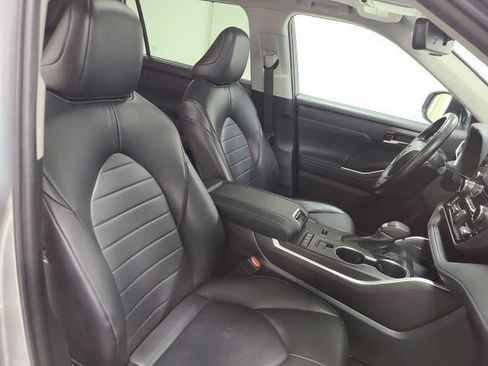 Used 2022 Toyota Highlander XLE AWD/4WD image 15