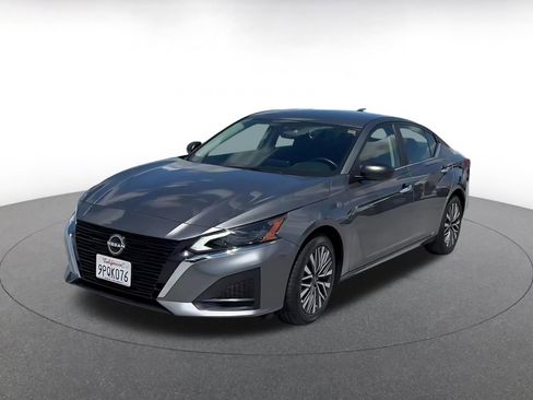 Used 2025 Nissan Altima 2.5 SV FWD image 7