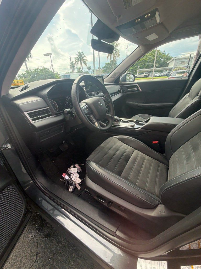Used 2025 Mitsubishi Outlander SE AWD/4WD image 3