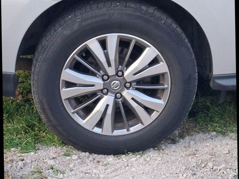 Used 2019 Nissan Pathfinder SL image 12