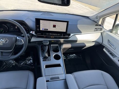 Used 2025 Toyota Sienna XLE image 15