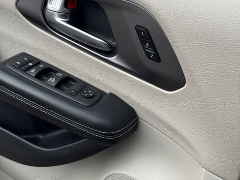 Used 2022 Chrysler Pacifica Touring-L FWD image 31