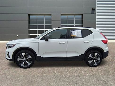 Used 2025 Volvo XC40 B5 Plus image 4