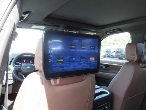 Used 2025 Chevrolet Suburban High Country AWD/4WD image 8