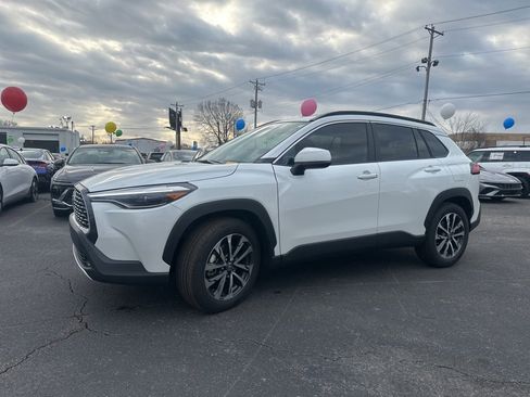 Used 2023 Toyota Corolla Cross XLE w/ Convenience Package image 11