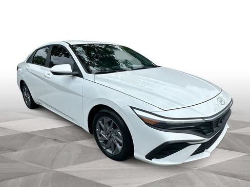 Used 2024 Hyundai Elantra SEL FWD image 2