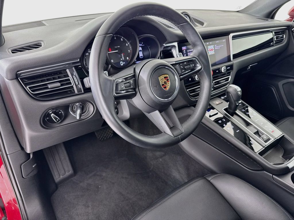 Certified 2025 Porsche Macan AWD/4WD image 4