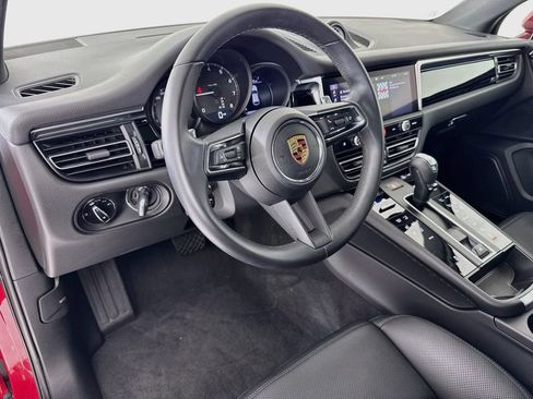 Certified 2025 Porsche Macan AWD/4WD image 4