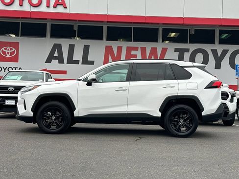 Used 2025 Toyota RAV4 XLE FWD image 2