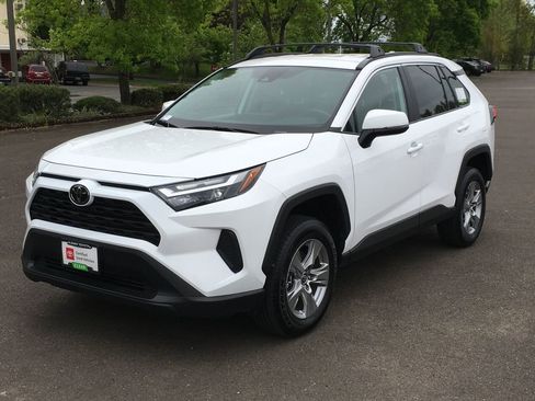 Used 2025 Toyota RAV4 XLE AWD/4WD image 11