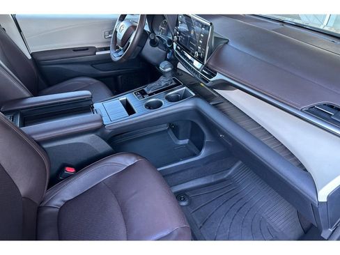Certified 2023 Toyota Sienna Platinum image 18