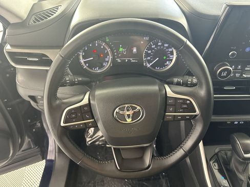 Used 2025 Toyota Highlander LE FWD image 14