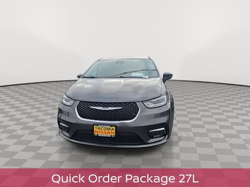 Used 2023 Chrysler Pacifica Touring-L image 3