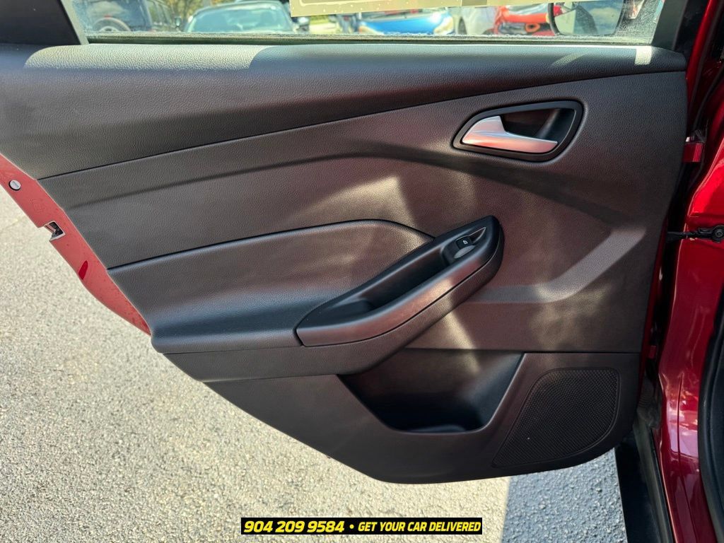 Used 2015 Ford Focus SE w/ Reverse Sensing Package FWD image 25