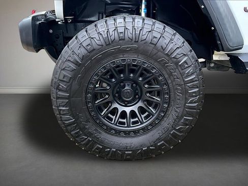 Used 2023 Jeep Wrangler Unlimited Rubicon AWD/4WD image 31