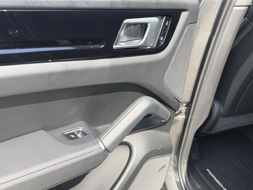 Used 2020 Porsche Cayenne AWD/4WD image 19