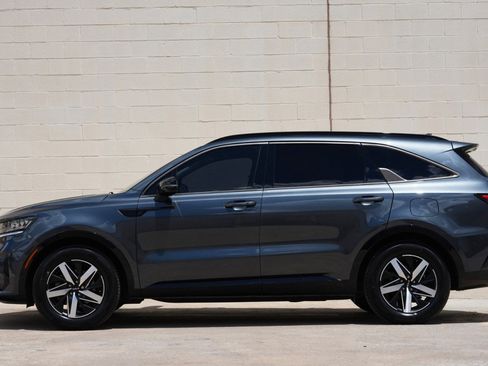 Used 2022 Kia Sorento S w/ Panoramic Sunroof Package FWD image 8