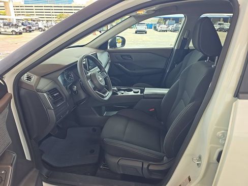 Used 2023 Nissan Rogue S AWD/4WD image 3