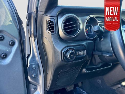 Used 2018 Jeep Wrangler Unlimited Sport S image 11