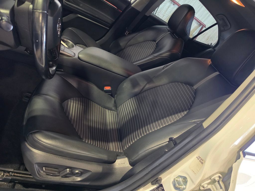 Used 2022 Toyota Camry SE FWD image 6
