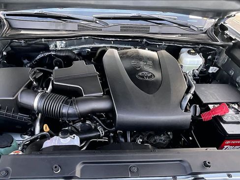 Used 2022 Toyota Tacoma TRD Off-Road image 12