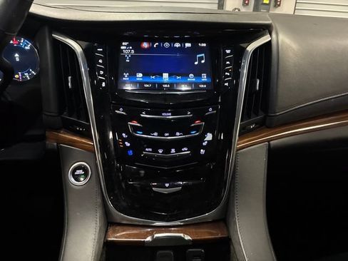 Used 2017 Cadillac Escalade Premium Luxury AWD/4WD image 19