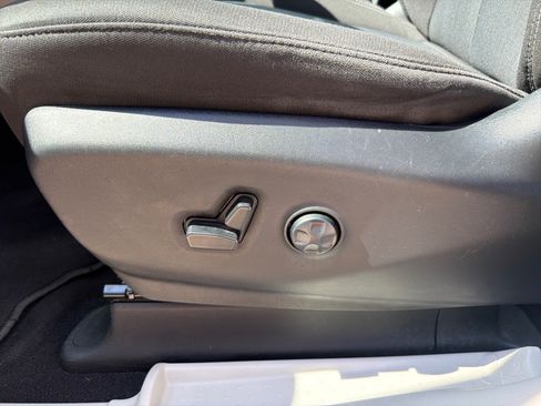 Used 2023 Chrysler Voyager LX FWD image 13