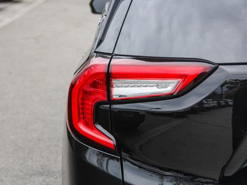 Used 2022 GMC Terrain SLE w/ Driver Convenience Package image 9