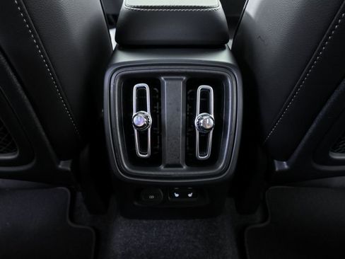 Certified 2025 Volvo XC40 B5 Core image 21