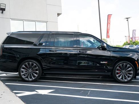 Used 2025 Cadillac Escalade ESV V AWD/4WD image 11